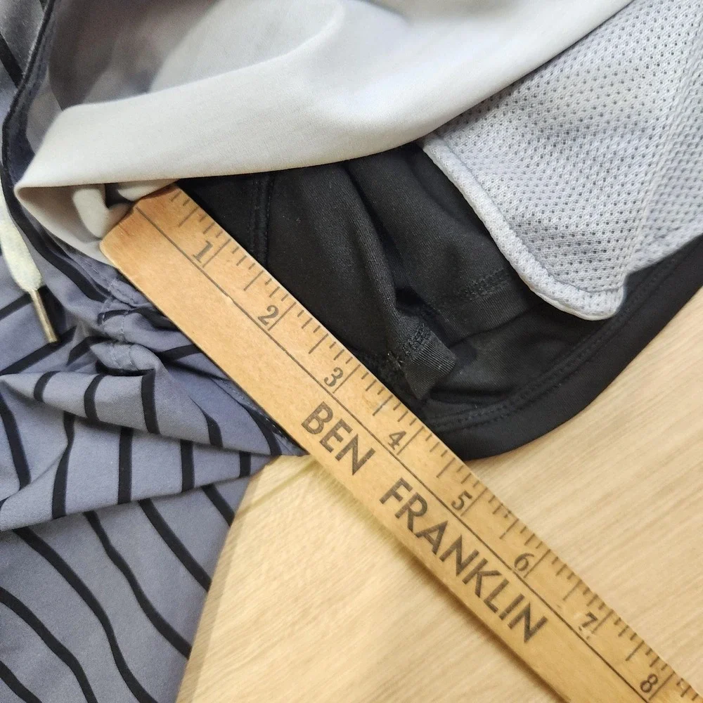 Vuori Trail Shorts Mens Medium Gray Stripe Elastic Waist Lined Trunks Quick Dry